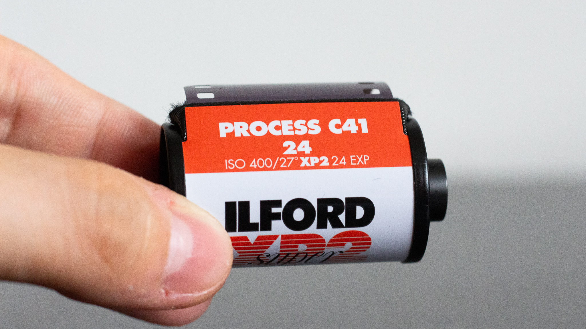 Photographie d'une Pellicule Ilford Super XP2, 
elle indique "Process C41, 24 poses, ISO400"