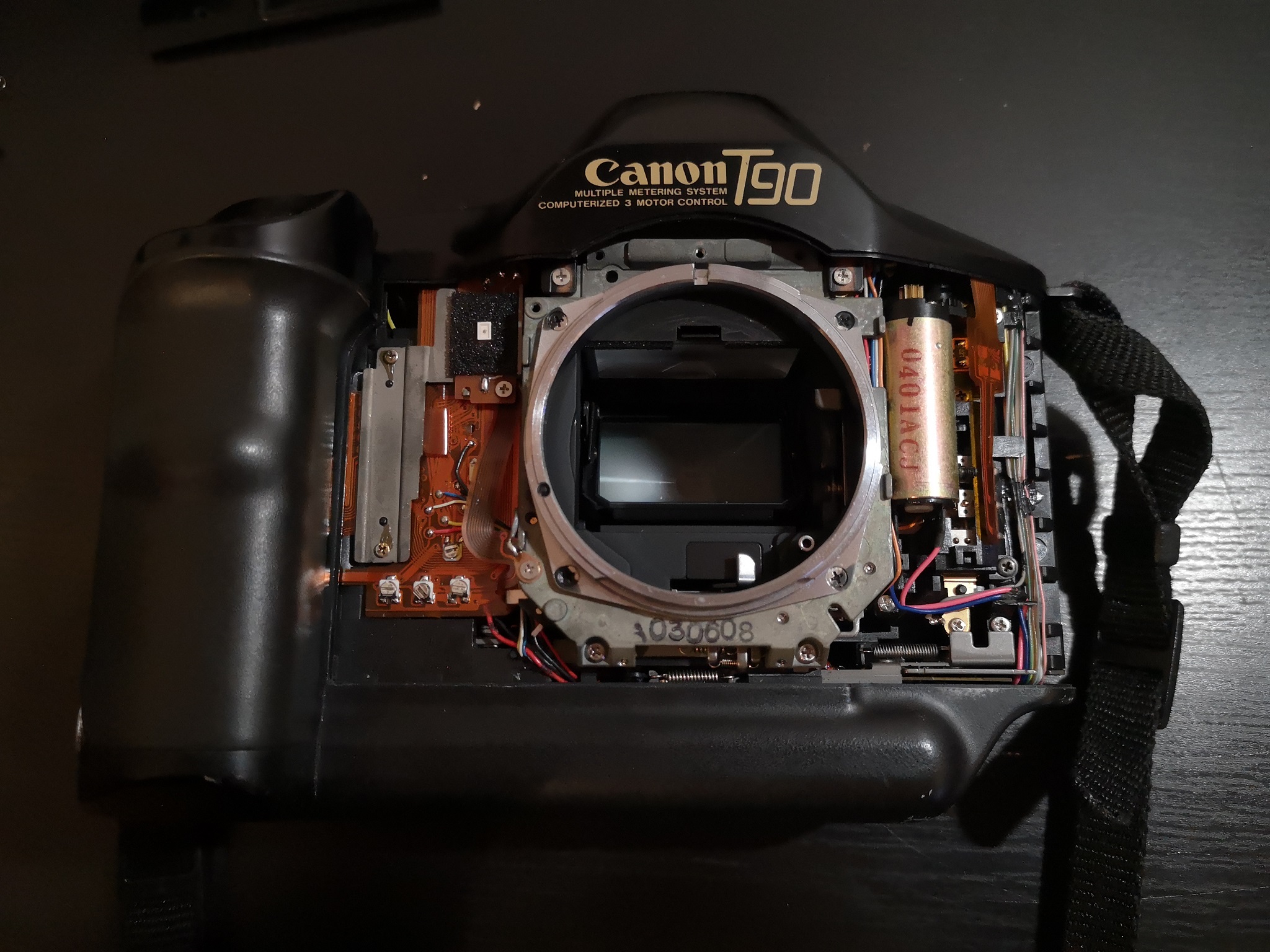 Photographie d'un Canon T90 démonté