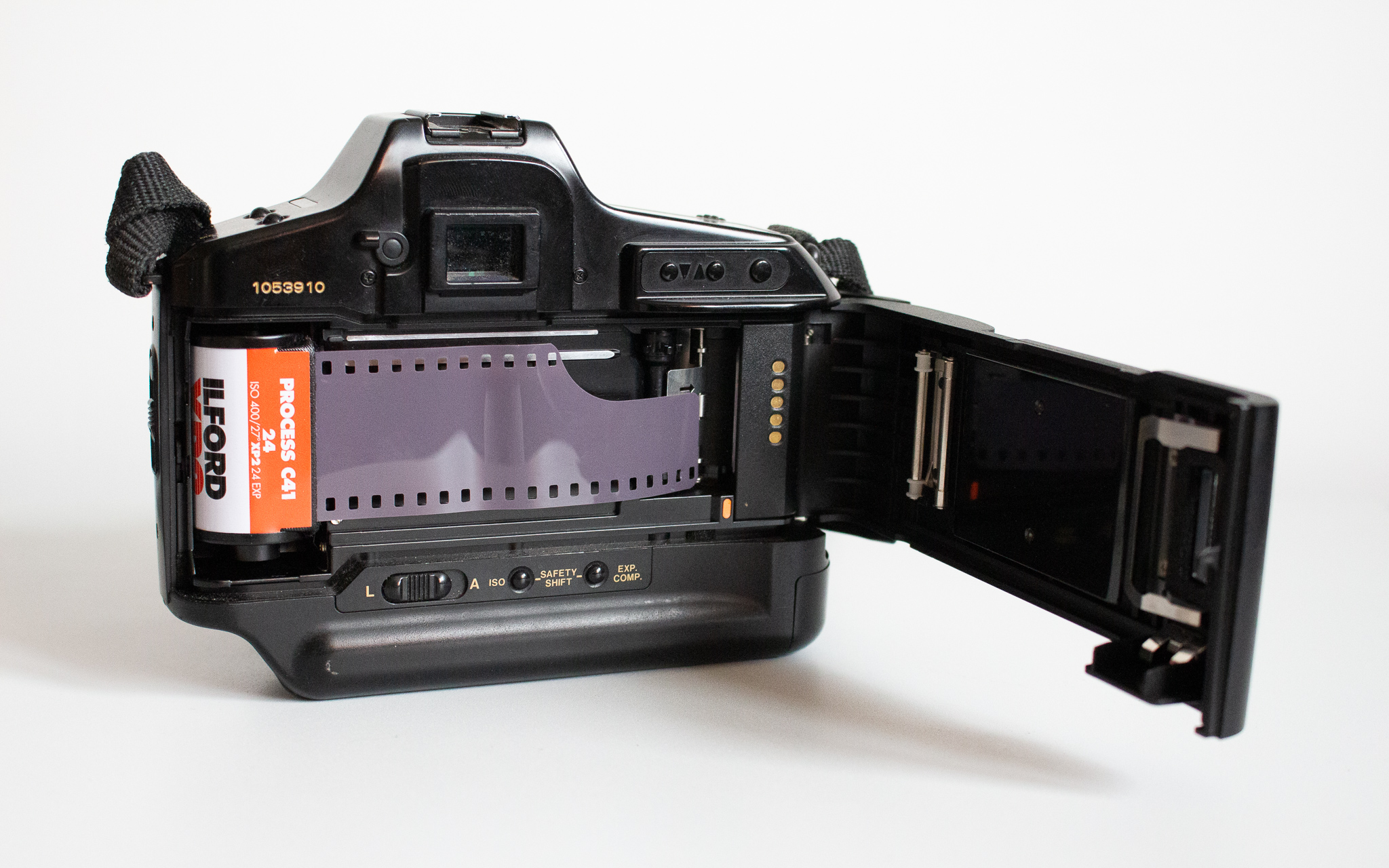 Photographie d'un Canon T90 avec le dos ouvert, chargé d'une pellicule Ilford Super XP2