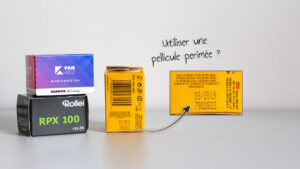 Photographie de 4 pellicules, dont l'une indique "à développer avant aout 2019", un texte pose la question "Utiliser une pellicule périmée ?"