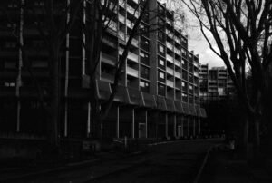 Photographie sombre d'un bâtiment en ville